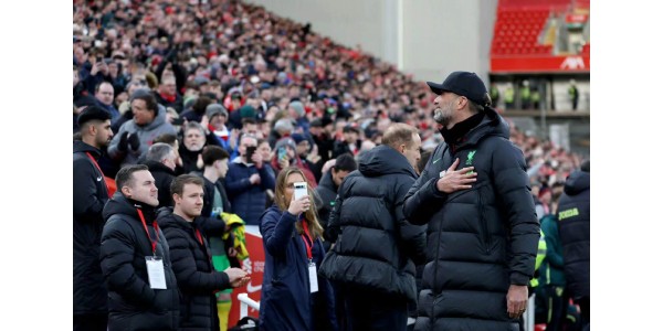 Los aficionados cantaron adiós y el técnico del Liverpool, Klopp, se emocionó hasta las lágrimas.